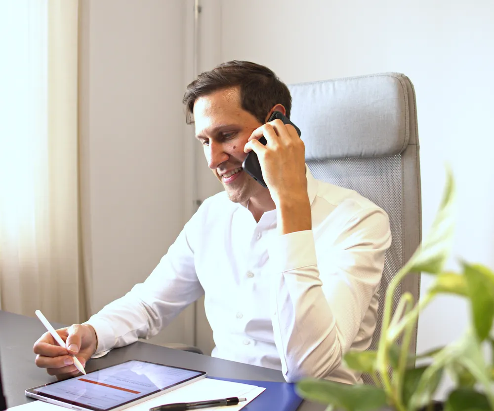Leonard Goldberg, founder of Settlement Insight, on a call at his desk